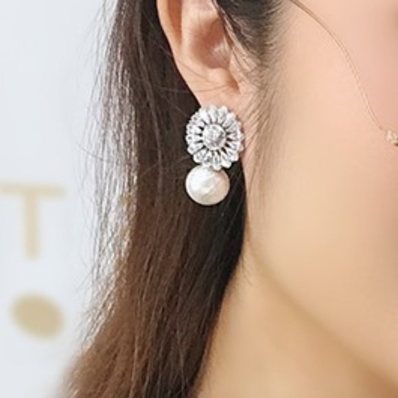 "Flower Design Drop Tear Shape Inlaid Crystal Pearl Earring, GPMB1760 - Picture 5 of 6